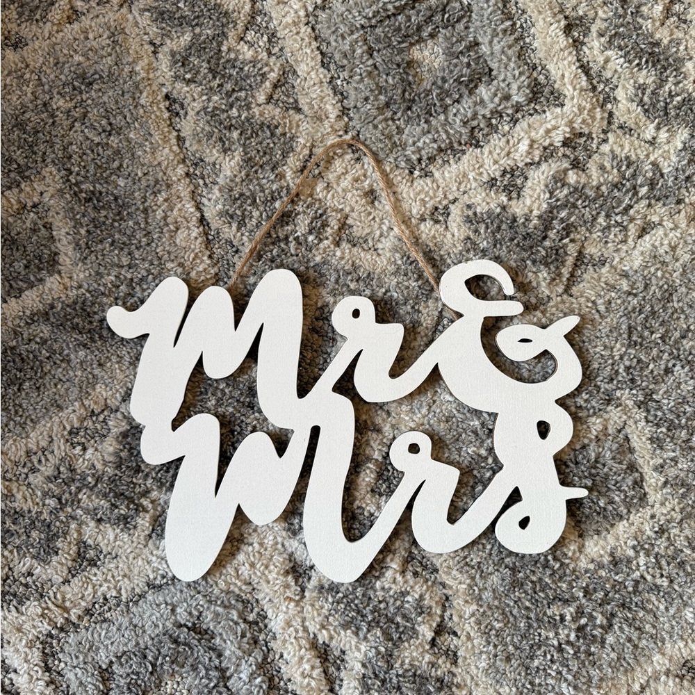 White 'Mr & Mrs' Hanging Sign